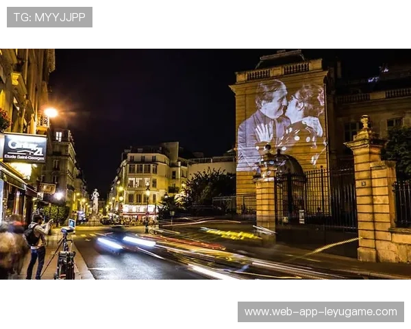 巴黎街头艺术点亮奥运开幕夜晚，巴黎的街头艺术